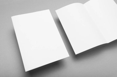 A5 kağıt broşür, gri üzerinde el ilanı mockup.