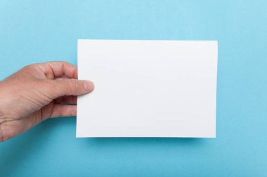 Elinde A5 Flyer mockup, kağıt boş şablon broşür.