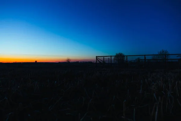 古い農場、フェンス。街の外の夜明け. — ストック写真