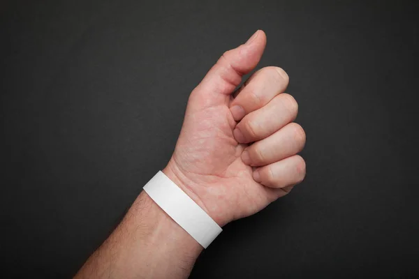 Mockup papper armband på armen för konsert eller fest. — Stockfoto