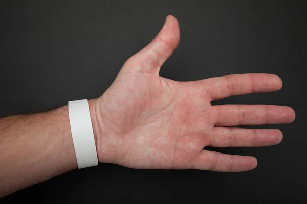 Mockup papper vitt armband på armen. — Stockfoto