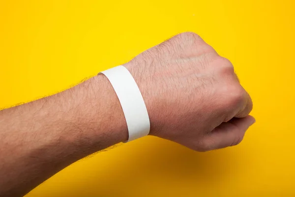 Elinde boş konser bileziği, maket.