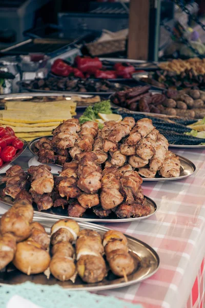 Shish kebab al festival dello street food . — Foto Stock
