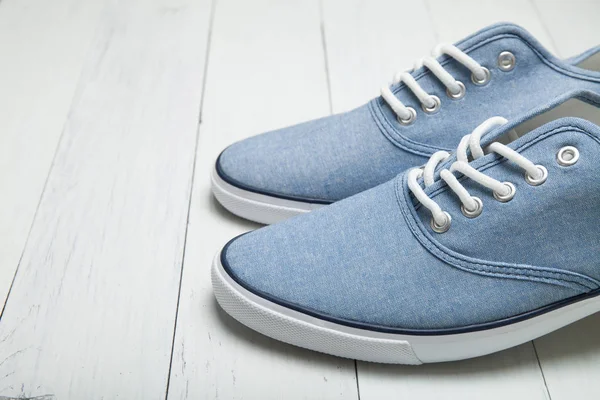 Blaue lässige urbane Turnschuhe. Kopierraum für Text. — Stockfoto