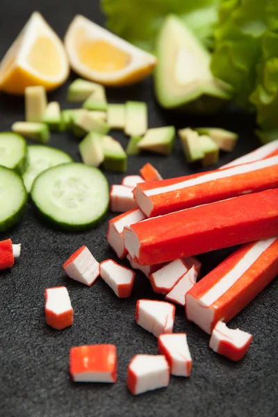 Carne de caranguejo de imitação de albúmen. Aperitivo de Surimi . — Fotografia de Stock