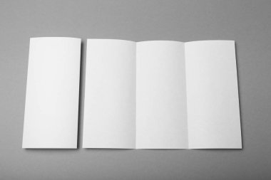 Üçlü kağıt broşür maket. Beyaz klasör şablonu.