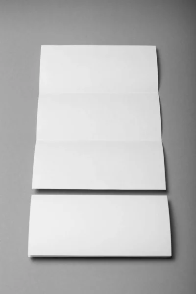 Folheto de papel branco de três dobras em branco, folheto DL, design de livreto . — Fotografia de Stock