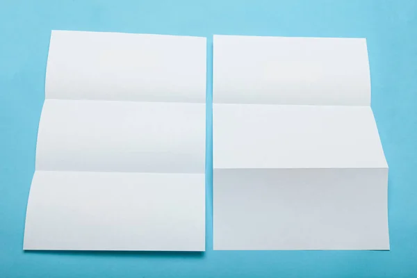 Esvaziado menu de três dobras mockup, pasta de papel branco . — Fotografia de Stock
