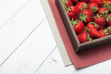 Meyve kase çilek arka plan, masada kırmızı doğal berry.