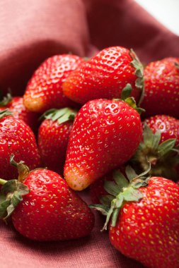 Ahşap masada taze kırmızı çilek, organik meyveler.