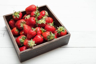 Kırmızı çilek sepeti arka plan. Organik meyve.