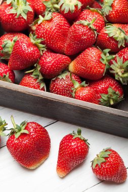 Güzel çilek arka plan, kutusunda lezzetli meyve.