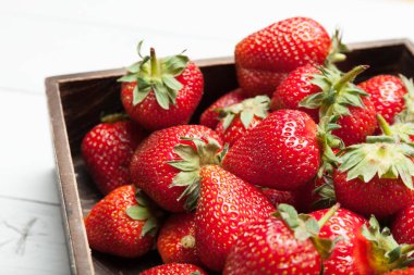 Ahşap masa üzerinde doğal çilek.