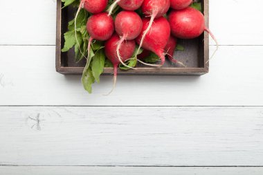 Kırmızı turp pazar tarım arka plan. Taze yeşil hasat, metin için kopya alanı.