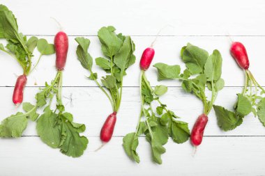 Kırmızı turp pazar tarım arka plan. Taze yeşil hasat.