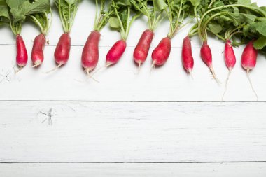 Beyaz ahşap arka plan taze turp demet. Metin için alan kopyalama