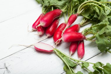 Egzotik kırmızı turp, kırmızı ve beyaz sebze gıda.