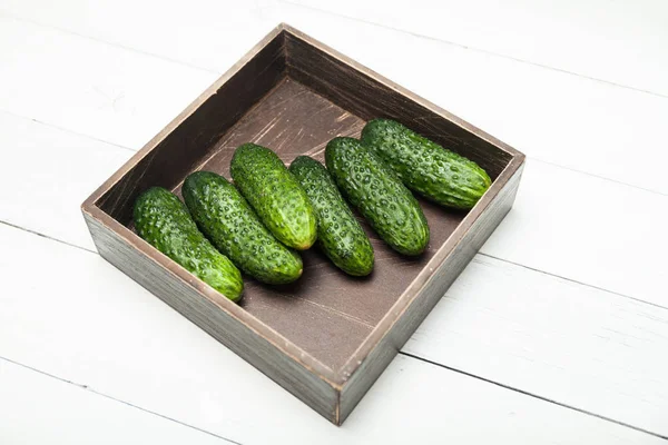Verse komkommer in bruine doos, landbouw achtergrond. — Stockfoto