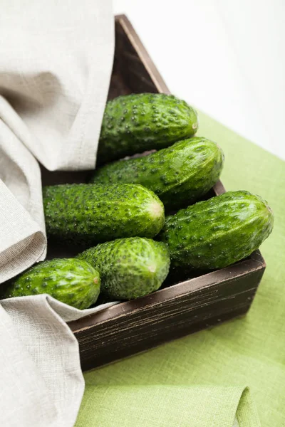 Dieet biologische komkommer in houten kist. — Stockfoto