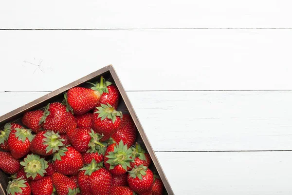 Świeży czerwony truskawka na drewnianym stole, organiczne owoce. Kopiuj miejsce dla tekstu. — Zdjęcie stockowe