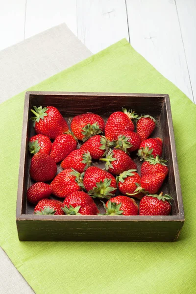 Organiczne, soczyste truskawki, naturalne świeże jedzenie. — Zdjęcie stockowe
