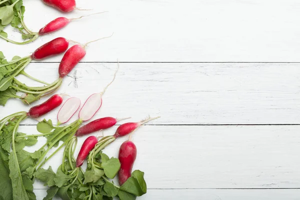 Yemek pişirmek için taze demet kırmızı turp. Metin için alan kopyalama.