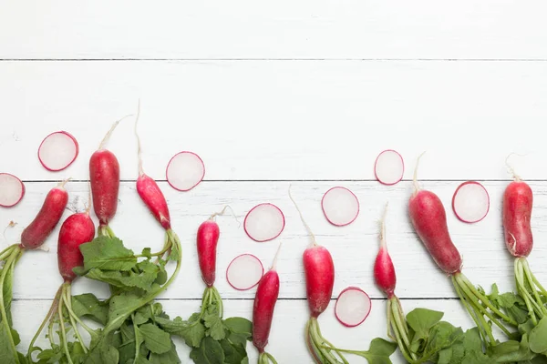 Lente Vegan biologische groente radijs, rauw voedsel. Ruimte kopiëren voor tekst. — Stockfoto