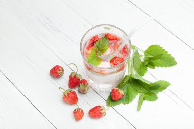 Çilek ve nane meyve detoks aroma su.