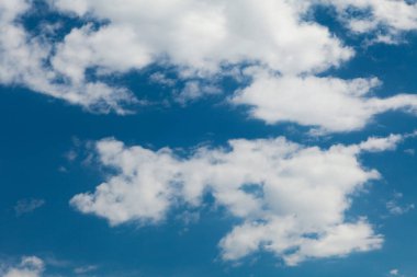 Mavi gökyüzü arka plan üzerinde güzel güneşli beyaz kümülüs.