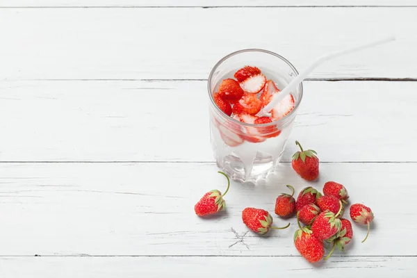 草莓排毒水，切片水果，玻璃。文本的复制空间. — 图库照片