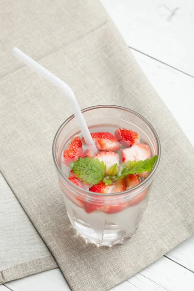 新鲜的夏季薄荷和草莓排毒水. — 图库照片