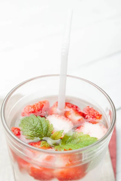 草莓排毒水薄荷，玻璃抗氧化剂美食. — 图库照片