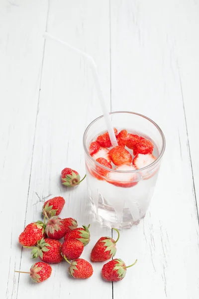 Geschmack gesundes Erdbeer-Entgiftungswasser. — Stockfoto