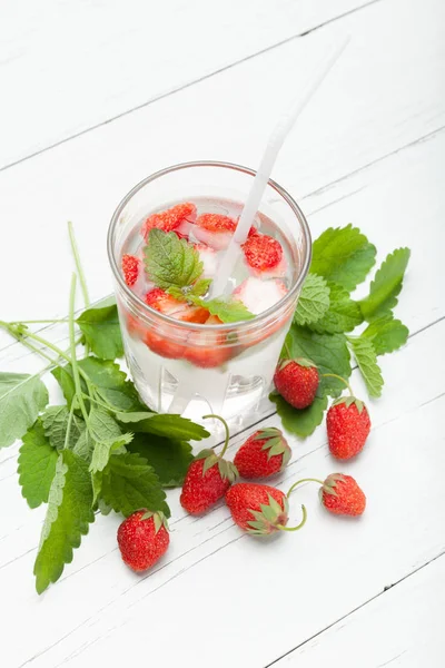 注入水果水，草莓抗氧化饮食，排毒饮料 — 图库照片