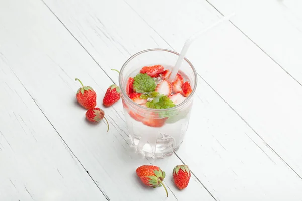 草莓和薄荷水果排毒香气水. — 图库照片