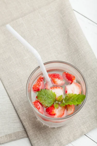 新鲜的夏季草莓排毒水. — 图库照片