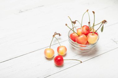 Antioksidan sarı kiraz, parlak meyve. Metin için alan kopyalama.