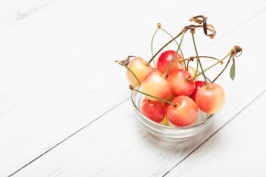 Altın yağmurlu kiraz, yaşlı tarım. Lezzetli tatlı diyet gıda.