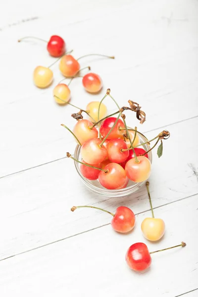 Спелые дождевые вишни, желтые сельскохозяйственные ягоды . — стоковое фото