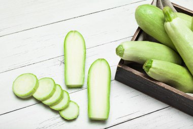 Parlak yeşil kabak, tarım kabak. Courgette yakın çekim.