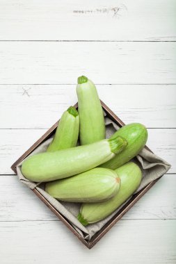 Çiğ kabak, biyolojik tarım. Sağlıklı beslenme. Metin için alan kopyalama.