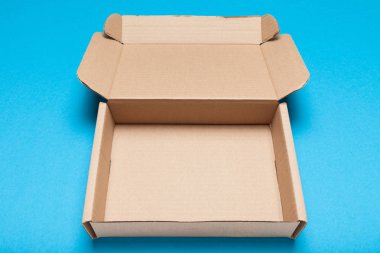 Açık karton kutu, ücretsiz teslimat paketi, üst görünüm.