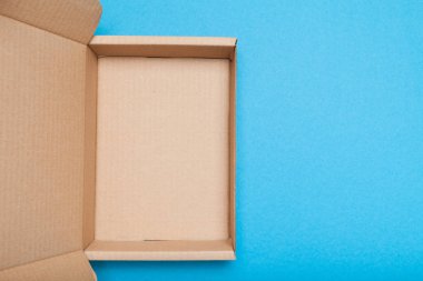 Açık teslimat kutusu, karton koli. Karton kargo. Metin için alan kopyalama.