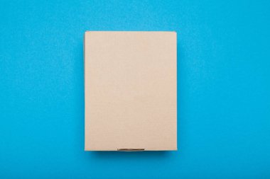 Üst karton kutu, teslimat paketi. Kahverengi karton nakliye.