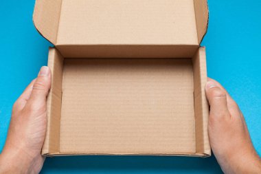 Oopen karton dağıtım kutusu, oluklu karton ambalaj. Metin için alan kopyalama.