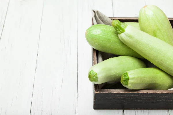 Zucchini courgette, Squash veganistisch eten. Ruimte kopiëren voor tekst. — Stockfoto