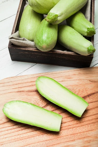 Courgette gevlekt vers voedsel, groene courgette. — Stockfoto