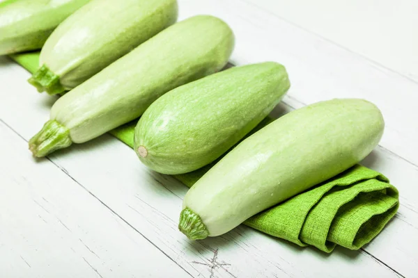 Courgette gevlekt vers voedsel, groene courgette. — Stockfoto