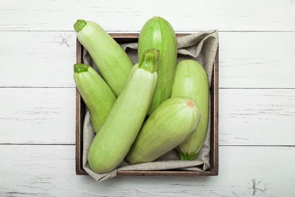 Abobrinha verde brilhante, abóbora da agricultura. Courgette de perto . — Fotografia de Stock