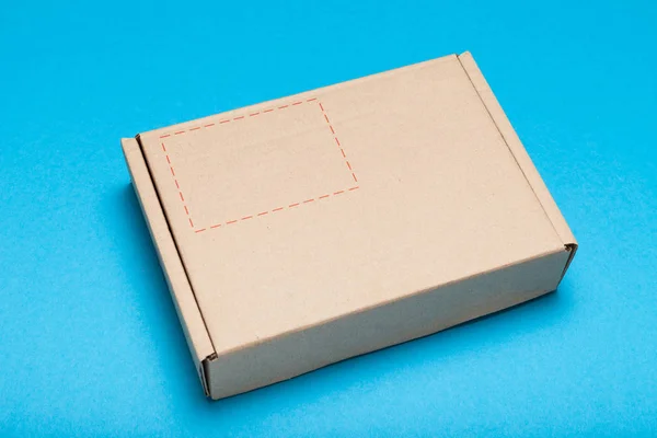 Dodací balíček, koncept dodávky. Polepenka krabice. — Stock fotografie